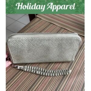 Wristlet in Metallic Gold